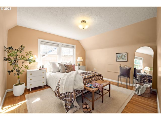 2635 Se MARKET St, Portland, OR 97214