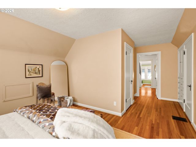 2635 Se MARKET St, Portland, OR 97214