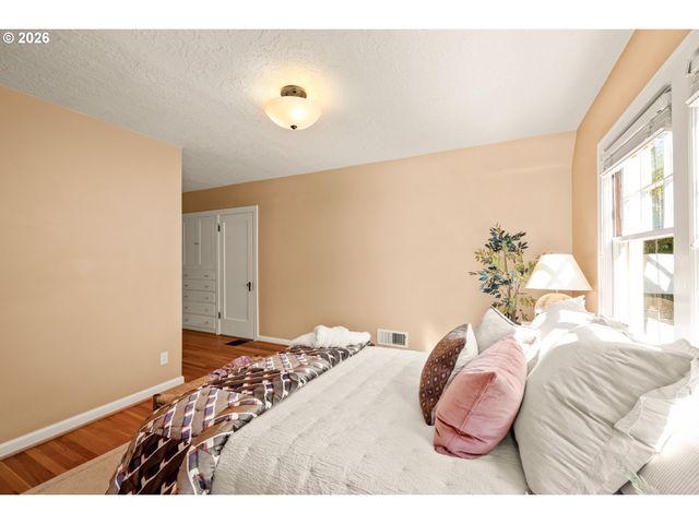 2635 Se MARKET St, Portland, OR 97214