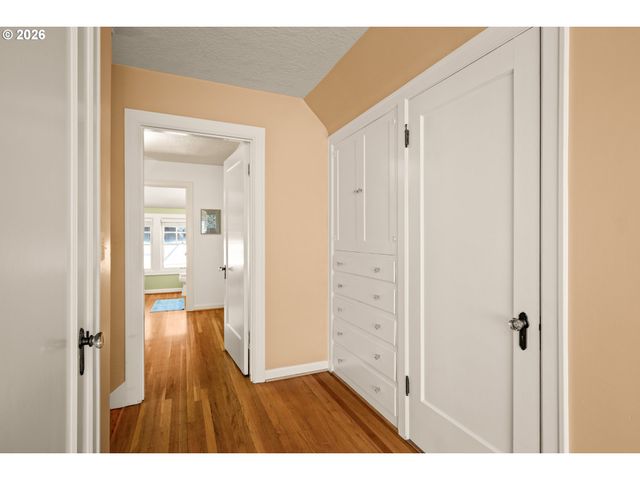 2635 Se MARKET St, Portland, OR 97214