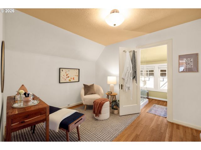 2635 Se MARKET St, Portland, OR 97214