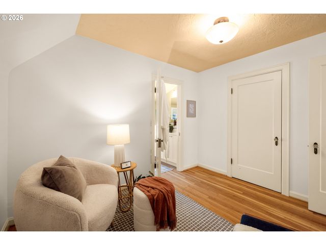 2635 Se MARKET St, Portland, OR 97214
