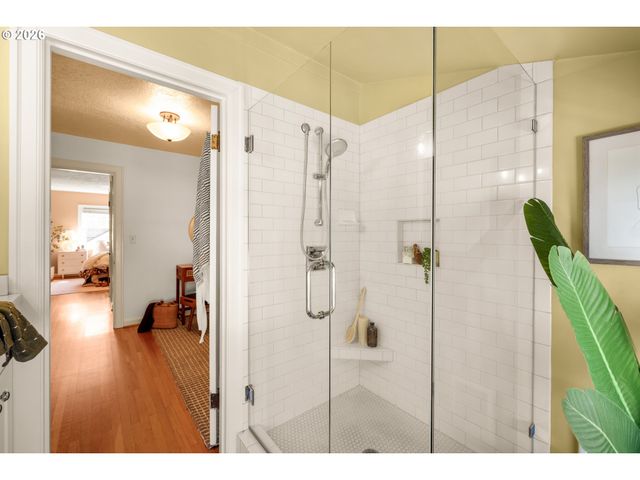 2635 Se MARKET St, Portland, OR 97214