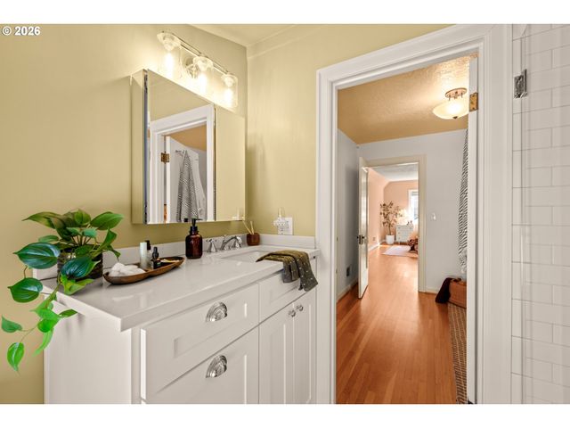 2635 Se MARKET St, Portland, OR 97214