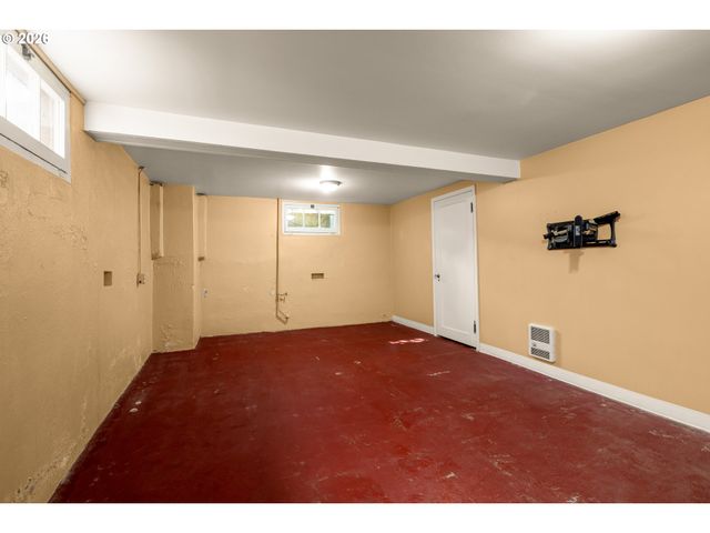 2635 Se MARKET St, Portland, OR 97214