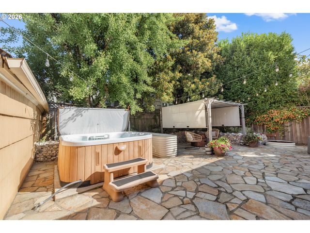2635 Se MARKET St, Portland, OR 97214