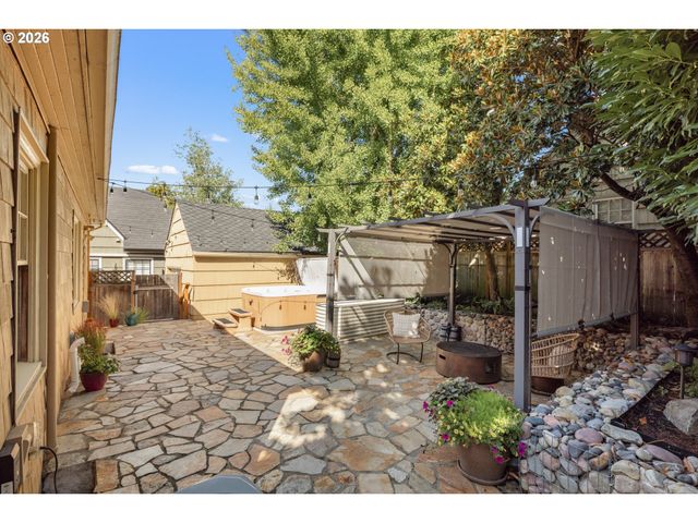 2635 Se MARKET St, Portland, OR 97214