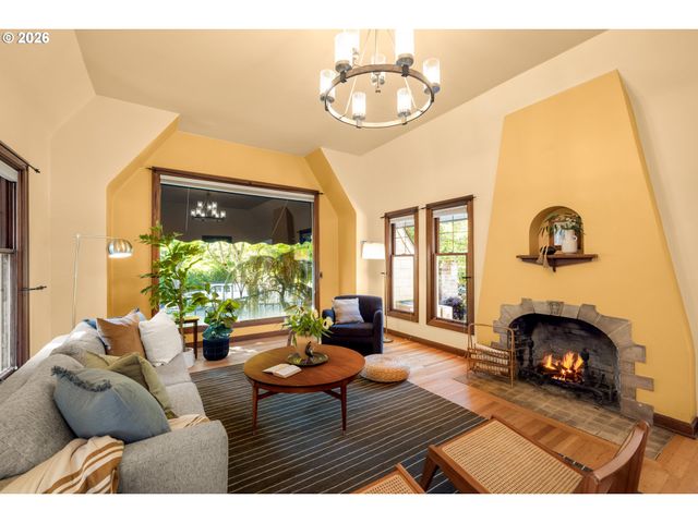 2635 Se MARKET St, Portland, OR 97214