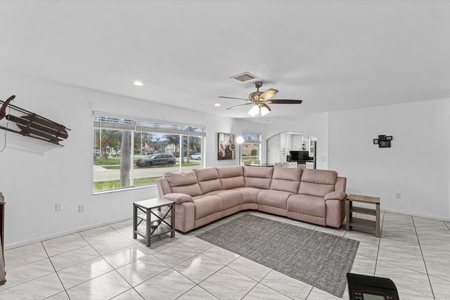 215 SW 8TH Street, Boynton Beach, FL 33426