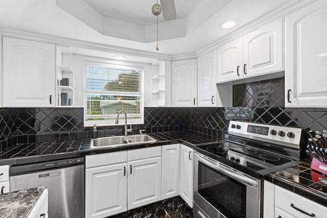 215 SW 8TH Street, Boynton Beach, FL 33426