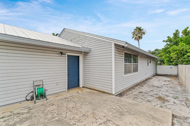 215 SW 8TH Street, Boynton Beach, FL 33426