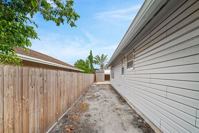215 SW 8TH Street, Boynton Beach, FL 33426