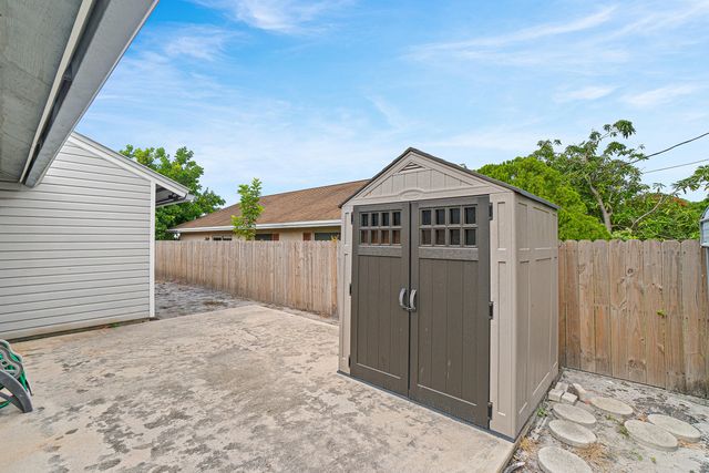215 SW 8TH Street, Boynton Beach, FL 33426