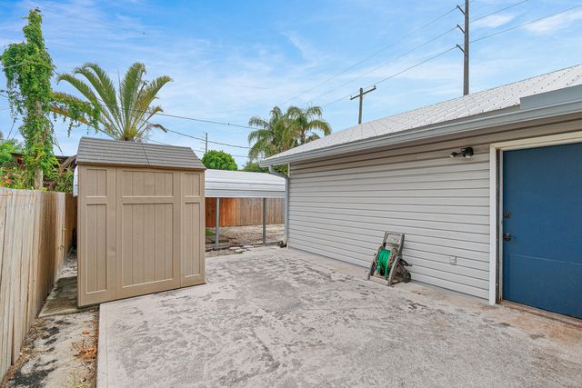 215 SW 8TH Street, Boynton Beach, FL 33426