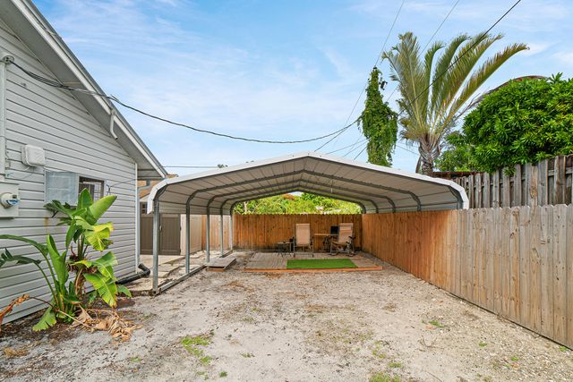 215 SW 8TH Street, Boynton Beach, FL 33426
