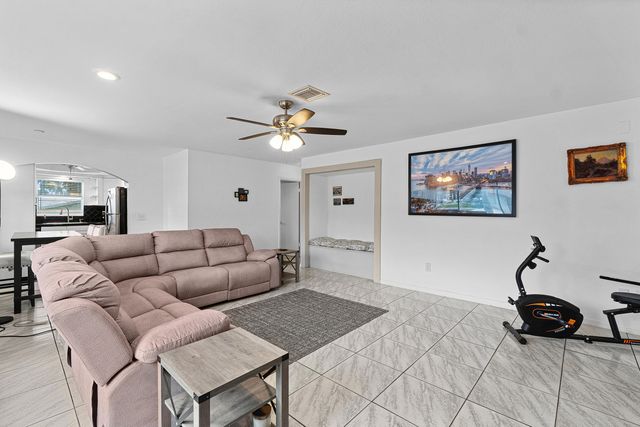 215 SW 8TH Street, Boynton Beach, FL 33426