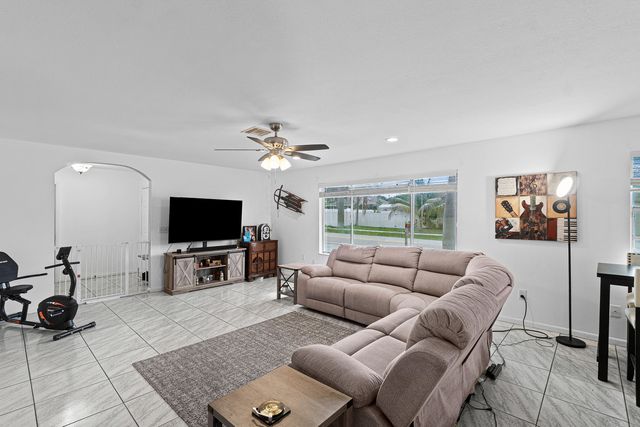 215 SW 8TH Street, Boynton Beach, FL 33426