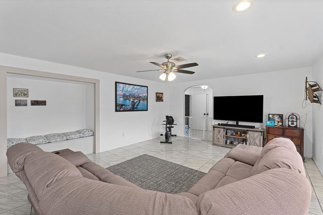 215 SW 8TH Street, Boynton Beach, FL 33426