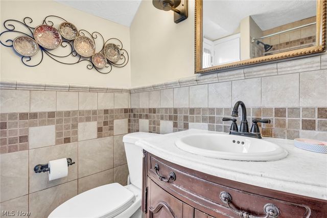 16005 Throckley Avenue, Cleveland, OH 44128