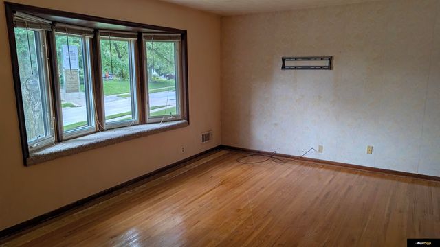 9134 Taylor Street, Omaha, NE 68134