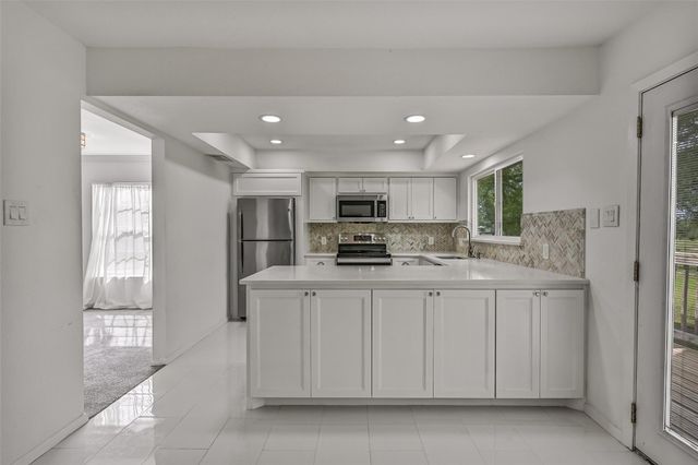 628 E Castle Harbour Drive, Friendswood, TX 77546