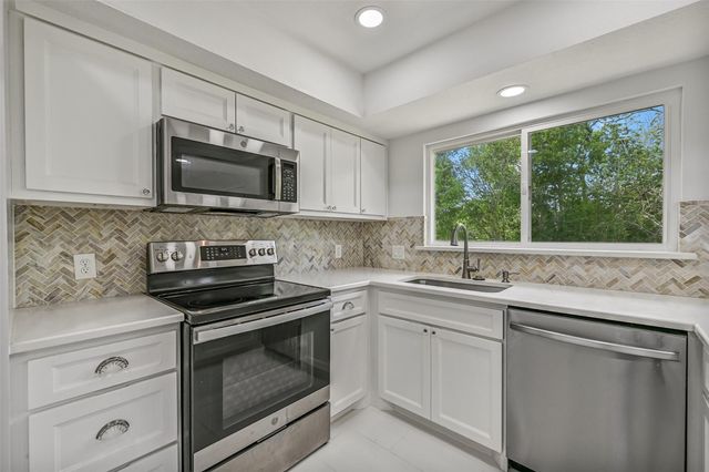 628 E Castle Harbour Drive, Friendswood, TX 77546