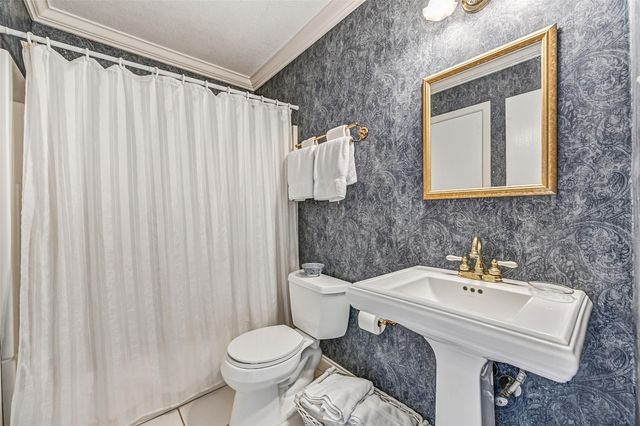 628 E Castle Harbour Drive, Friendswood, TX 77546