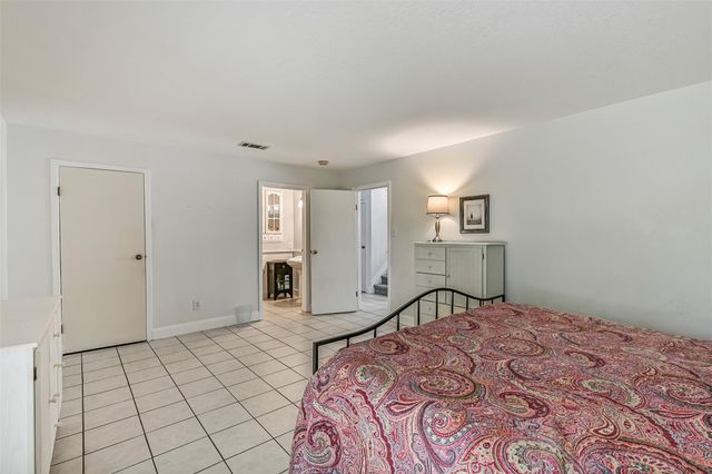 628 E Castle Harbour Drive, Friendswood, TX 77546