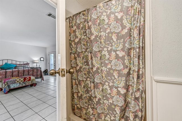 628 E Castle Harbour Drive, Friendswood, TX 77546