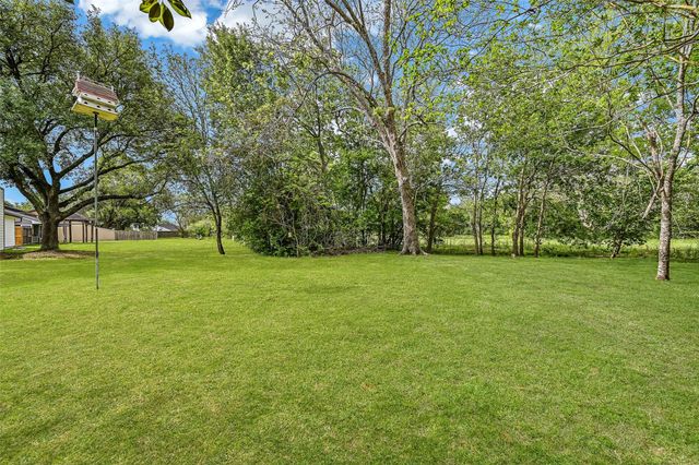 628 E Castle Harbour Drive, Friendswood, TX 77546