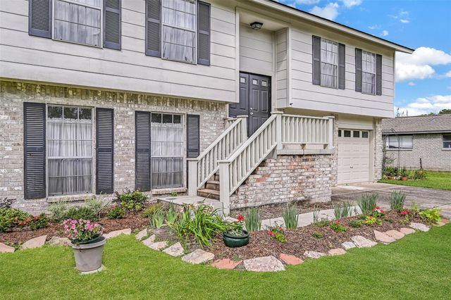 628 E Castle Harbour Drive, Friendswood, TX 77546