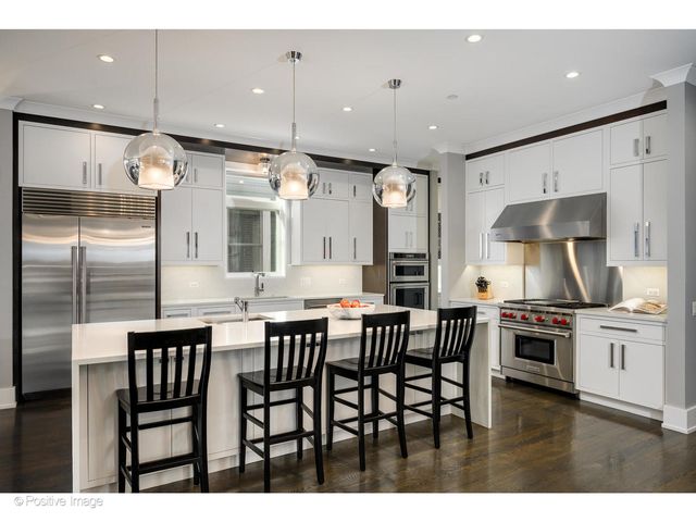 2107 W Bradley Place, Chicago, IL 60618