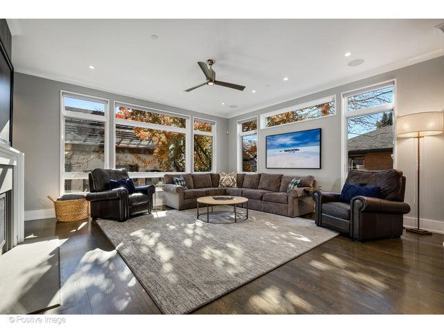 2107 W Bradley Place, Chicago, IL 60618