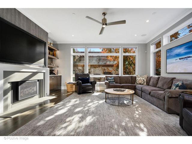 2107 W Bradley Place, Chicago, IL 60618