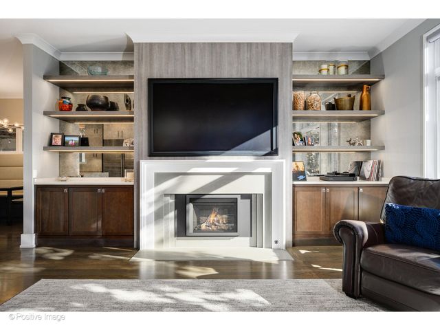 2107 W Bradley Place, Chicago, IL 60618