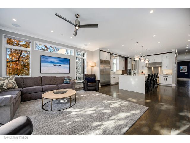 2107 W Bradley Place, Chicago, IL 60618