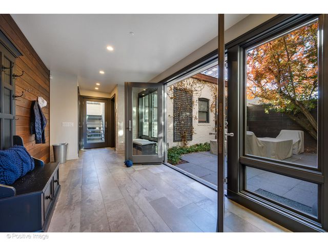 2107 W Bradley Place, Chicago, IL 60618