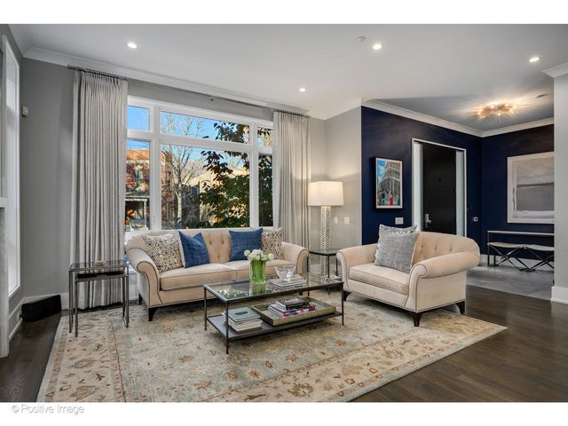 2107 W Bradley Place, Chicago, IL 60618