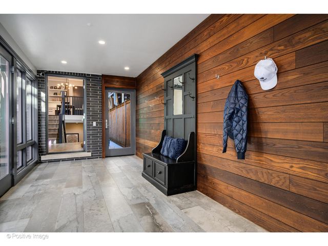 2107 W Bradley Place, Chicago, IL 60618