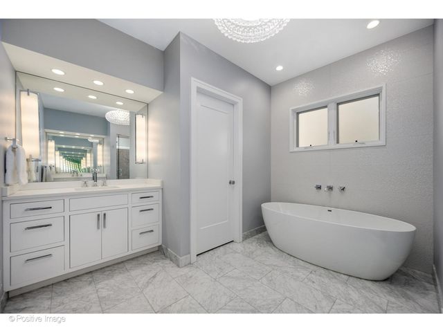 2107 W Bradley Place, Chicago, IL 60618