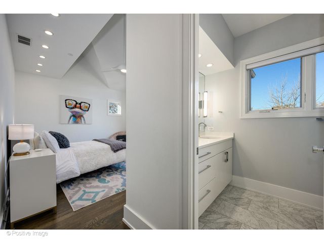 2107 W Bradley Place, Chicago, IL 60618