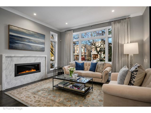 2107 W Bradley Place, Chicago, IL 60618