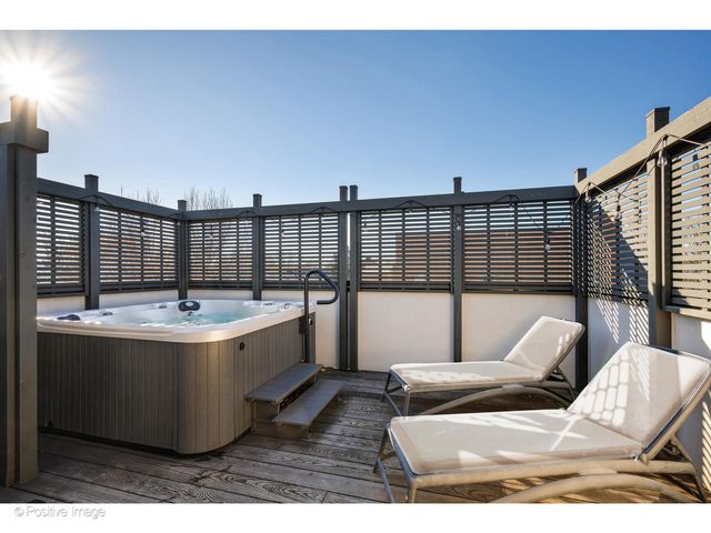 2107 W Bradley Place, Chicago, IL 60618