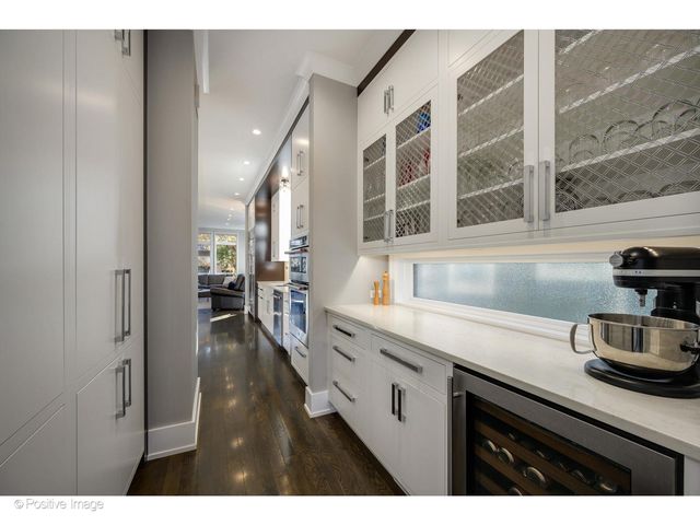 2107 W Bradley Place, Chicago, IL 60618