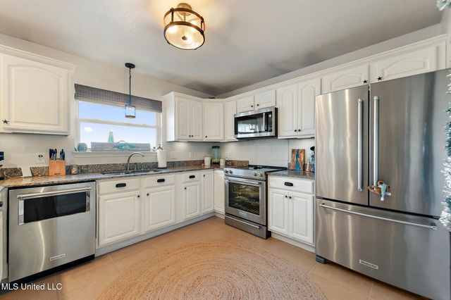 8216 Belle Fontaine Drive, Ocean Springs, MS 39564