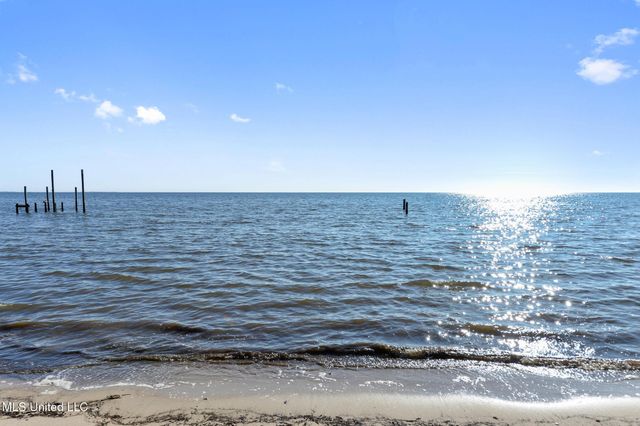 8216 Belle Fontaine Drive, Ocean Springs, MS 39564