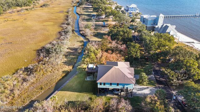 8216 Belle Fontaine Drive, Ocean Springs, MS 39564
