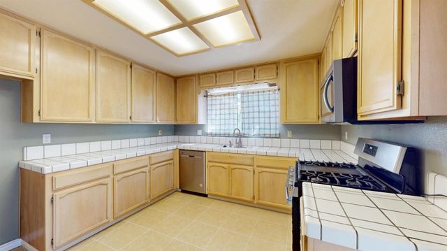 2141 Royal Wood Ln, Turlock, CA 95380