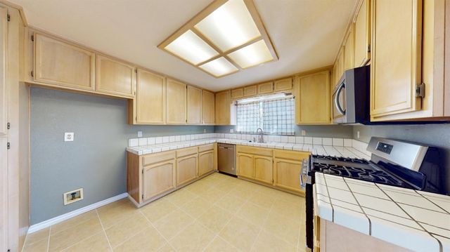 2141 Royal Wood Ln, Turlock, CA 95380