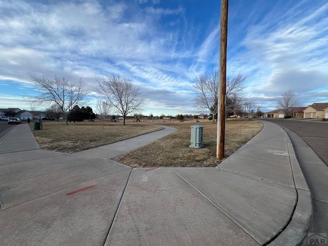 964 Peachcrest Dr, Pueblo, CO 81005